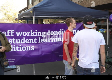 Sydney, Australien. 21. Mai 2014. Mitarbeiter sind in den Streik über Löhne und Arbeitsbedingungen vor bundesweit Studenten aus Protest gegen den Bundeshaushalt gegangen. Bildnachweis: Martin Beere/Alamy Live News Stockfoto