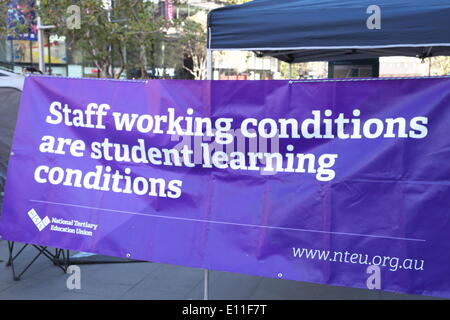 Sydney, Australien. 21. Mai 2014. Mitarbeiter sind in den Streik über Löhne und Arbeitsbedingungen vor bundesweit Studenten aus Protest gegen den Bundeshaushalt gegangen. Bildnachweis: Martin Beere/Alamy Live News Stockfoto