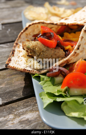 Fladenbrot mit Falafel Hummus geröstete Paprika serviert mit Salat garniert Stockfoto