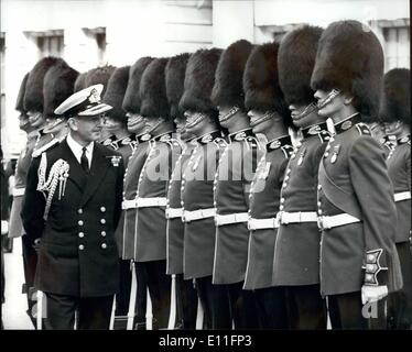 8. August 1977 - Abfahrt von der Chief of the Defence Staff. Auf Verzicht war die Ernennung von Chief der Verteidigung Personal Admiral der Flotte Sir Edward Ashmore Mark durch eine Zeremonie mit einer Ehrengarde aus den drei Diensten unterstützt durch ein Band der Royal Marines, die vor dem Haus wachen Avenue Eingang des Hauptgebäudes des Verteidigungsministeriums erstellt wurden. Foto zeigt: Inspektion der Armee Kontingent außerhalb des Verteidigungsministeriums heute Admiral Sir Edward Ashmore ausgeschiedenen Chief of the Defence Staff gesehen. Stockfoto