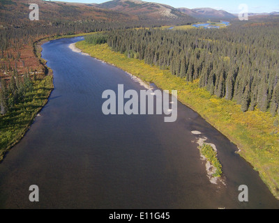 Ein malerischer Blick auf den Fluss in Alaska bietet einen Einblick in die unberührte Wildnis mit weiten Waldlandschaften, Bergen und unberührten Wasserquellen. Diese Region ist ein Paradies für Wildtiere und bietet kritische Lebensräume für verschiedene Arten. Stockfoto
