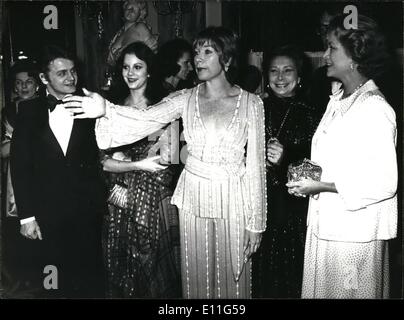 11. November 1977 - Film '' Wendepunkt '' seiner Premiere im Sportverein in Monte-Carlo zugunsten von Fürstin Gracia Patricia von Monaco-Stiftung statt. Shirley McLaines-Cast-Mitglieder sind (von links nach rechts): Mikhail Baryshnikov, Leslie Brown und Nora Kaye. Zar Nikolaus II. ein Stockfoto