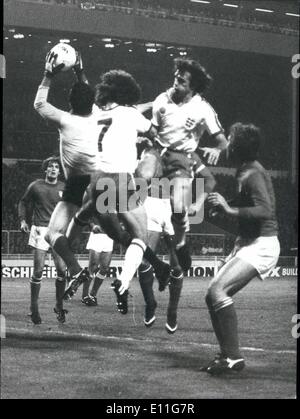 11. November 1977 - schlagen England schlagen Italien mit 2: 0 im Wembley England Italien mit 2: 0 in der WM-Qualifikation Turnier Gruppe II im Wembley-Stadion. Aber Italien nur gegen Luxemburg mit einem Tor in dieser Gruppe zu qualifizieren, die England aus der WM in Argentinien nächstes Jahr verlässt. Foto zeigt: - Kevin Keegan (Nr. 7) und Trevor Brooking, zu springen, um den Ball, aber es ist von Dino Zoff den italienische Torwart genommen, während das Spiel im Wembley-Stadion. Stockfoto