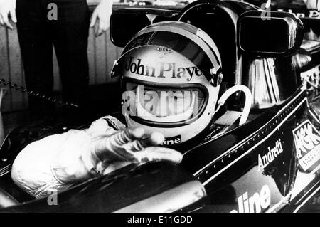Racing Fahrer MARIO ANDRETTI sitzt in seiner John Player Special Lotus, vor dem Start des Rennens gewann Stockfoto