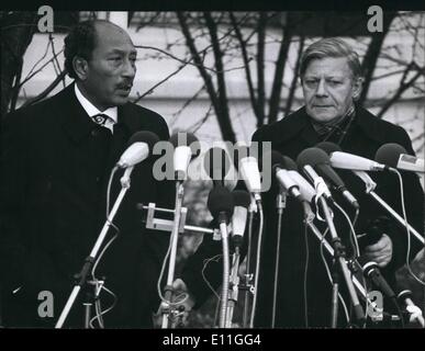 2. Februar 1978 - Anwar El Sadat traf Bundeskanzler Helmut Schmidt in Hambug: In Hamburg, am 9. Februar 1978 hatte der ägyptische Präsident Anwar El Sadat (1) ein Treffen mit dem Bundeskanzler Helmut Schmidt (R.) Thema des Gesprächs waren die letzten Ereignisse im Nahen Osten und Fragen an die pazifischen Politik zwischen Israel und den arabischen Ländern. Helmut Schmidt versichert Sadat die Unterstützung durch den EG-Ländern und der Bundesrepublik Deutschland. Nach dem Gespräch flog Sadat nach München und Berchtesgaden (Westdeutschland), im Urlaub mit seiner Frau. Stockfoto