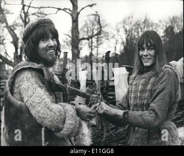 2. Februar 1978 - Eisenzeitdorf: Foto zeigt Martin und Helen Elphick zwei Eisenzeit Dorfbewohner sowohl in der Ärzteschaft nur Eisenzeit Rezepte als auch auf der Suche nach den Tieren. Stockfoto