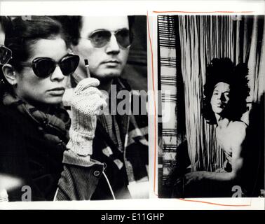 21. November 1977 - Biance Jagger kauft ein Foto ihres Mannes bei Sothebys Verkauf.: Bianca Jagger besuchte Sothebys Auktion Zimmer heute um ein Foto von ihrem Mann Mick Jagger zu kaufen, die unter einer Sammlung von Fotografien von Cecil Beaton in den Verkauf heute war. Das Foto von Mick Jagger wurde 1970 aufgenommen, während der Dreharbeiten zu '' Performance''. Foto zeigt (links) Bianca Jagger, die Ausschreibung für das Foto während des Verkaufs heute, sie bezahlt? 200 dafür. (rechts) Das Foto von Cecil Beaton von Mick Jagger 1970 aufgenommen. Stockfoto