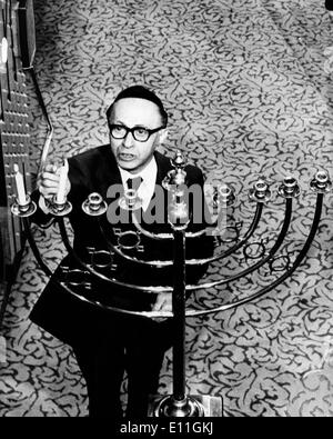 6. Dezember 1977; London, England, Vereinigtes Königreich; Die 6. Premierminister von Israel MENACHEM beginnen Anzünden einer Kerze zum Gedenken an das Festival Ghanukah... (Bild Kredit: KEYSTONE Bilder USA/ZUMAPRESS.com) Stockfoto