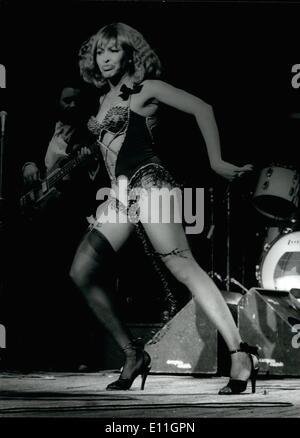 2. Februar 1978 - Tina Turner auf der Bühne am Hammersmith Odeon. US-amerikanische Soul-Sängerin Tina Turner, 39, trat ihr erstes Solo-Konzert in London vor kurzem seit ihrer Trennung mit ihrem Ehemann / partner Ike Turner, nach 19 Jahren Ehe und eine erfolgreiche Musikkarriere. Sie erschien im Hammersmith Odeon in Dutzenden von verschiedenen Kostümen Änderungen während einer zweistündigen Show. Foto zeigt: Tina Turner auf der Bühne am Hammersmith Odeon vor kurzem. Stockfoto
