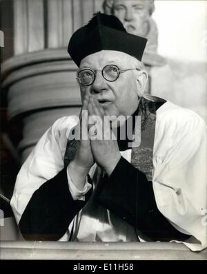 3. März 1978 - Arthur Lowe in neue Comedy-Serie für London Weekend Television Star; Arthur Lowe ist ein weiteres Comedy-Star, London Wochenende beizutreten, und er tut, um der Führung in einem neuen Spielen sieben teilige Serie '' segne mich, Vater '' seine neue Rolle ist die des Vaters Duddlewell, höchst individuelle römisch-katholischer Priester in der Pfarrei Fairwater, einer Kleinstadt in der Nähe von London. In der Serie wird Arthur mit einem irischen Akzent sprechen. Foto zeigt Arthur Lower, da Duddleswell gesehen auf der Kanzel während des Telefonats Foto heute Vater. Stockfoto