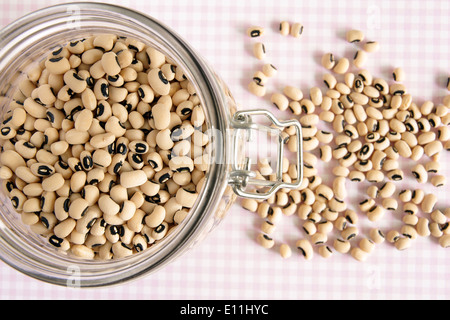 Schwarze gemusterte Erbsen im Glas Glas Top-down-Ansicht Stockfoto