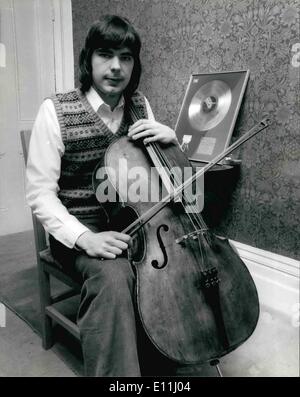 4. April 1978 - Gold Disc Cellist Julian Lloyd Webber: Cellist Julian Webber, eines britischen der jüngste Musik Professoren geworden, der erste klassische Musiker mit einer goldenen Schallplatte ausgezeichnet. Der Preis ist für den Verkauf von 00.000 Wert von Rock-Album '' Variationen '' Musik für den Rekord s basiert auf einem Thema von Paganini, und wurde von seinem Bruder Komponist Andrew gebissen. Foto zeigt Juliana Lloyd Webber nach heute mit seinem goldenen Schallplatte präsentiert. Stockfoto