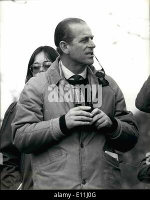 4. April 1978 - Badminton Horse Trials: The Cross Land Teil des dreitägigen Badminton Horse Trails Rock Ort heute vor einer Menge von 100.000 umfasst die Königin und andere Mitglieder der königlichen. Foto zeigt Prinz Philip Holds seine Sonnenbrille im Mund beim Abschnitt "Langlauf" am Badminton heute ansehen. Stockfoto