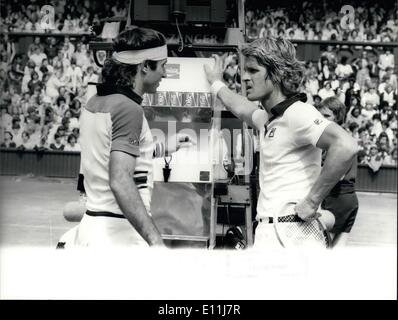 11. Juli 1978 - öffentliche Sterne s Spieler: über 15.000 Mitglieder der Öffentlichkeit sind auf dem Bildschirm während der Dreharbeiten des Films Spieler derzeit vor Ort in Wimbledon vorgestellten. Die Hauptrollen, Ali MacGraw und Dean Paul Martin. Es ist eine Liebesgeschichte vor dem Hintergrund der berühmten Wimbledon Centre Court. In dem Film Dean Paul Martin selbst ein professioneller Spieler spielt die Rolle eines Welt-Tennis-Konkurrenten und im Film wird er angezeigt, im Wettbewerb gegen Top-Tennis-Stars, Guillermo Vilan und Ilia Nastase Stockfoto