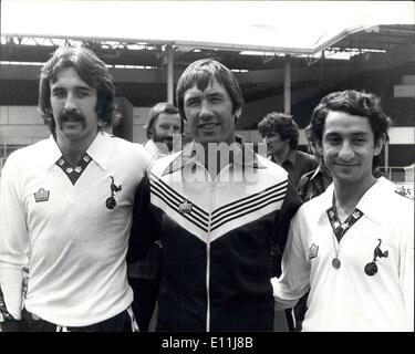 18. Juli 1978 - argentinische Fußballstar bei Tottenham: Osvaldo Ardiles und Ricardo Villa waren an der White Hart Lane gestern, Jion die neuen Aufsteiger Tottenham Hotspure. Keith Burkinehaw die Tottenham-Manager unterzeichnet die Argentinier in einem 700.000 Deal nach ihrem Auftritt für Argentinien im World-Cup-Finale. Bild zeigt: Keith Burkinshaw die Spurs Krippe mit seinen zwei Neuverpflichtungen (links) Ricardo Villa und Osvaldo Ardiles Stockfoto