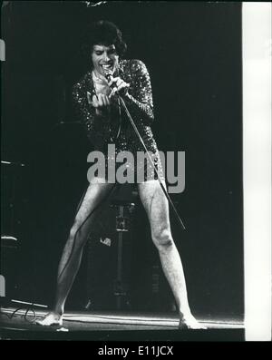 5. Mai 1978 - Queen auf der Bühne im Wembley-Stadion: eines der weltweit Top-Marken, Königin, letzte Nacht bezahlt die erste von drei ausverkaufte Konzerte in der Londoner Wembley Arena zu verkaufen. Diese Termine plus zwei in Stafford am vergangenen Wochenende sind die Gruppen ersten live-Auftritte in Großbritannien da tourten sie hier vor einem Jahr in das Jubiläumskonzert Tag gipfelte, und sind die einzigen Auftritte für dieses Jahr geplant. Foto zeigt Lead Sängerin Queen, Freddie Mercury auf der Bühne im Wembley-Stadion gestern Abend gesehen. Stockfoto
