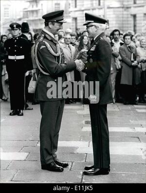 5. Mai 1978 - Stabschef der US Army General Bernard W. Rogers besuchen das Ministerium der Verteidigung Whitehall: General Bernard W. Rogers, Chef des Stabes, Vereinigte Staaten Armee, die im Vereinigten Königreich ist für sieben Tage zu besuchen, an der Einladung von General Sir Roland Gibbs, Chef des Generalstabs. Das Foto zeigt General Bernard W. Rogers, Chef des Stabes, US Army, rechts bei seiner Ankunft im Verteidigungsministerium, Whitehall von General Roland Gibbs, Chef des Generalstabs begrüßt wird. Stockfoto