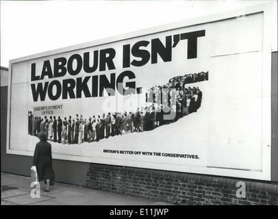 8. August 1978 - konservative Plakat stört Arbeit The Conservative Plakat '' Arbeit '' funktioniert nicht ausgedacht von den beiden Brüdern Morris und Charles Saatchi, hat Ministerpräsident Jim Callaghan und Bundeskanzler Denis Healey wütend. Die Kanzlerin in Rede beschuldigt die Tories die Werbeagentur Saatchi und Saatchi, '' Frau Thatcher verkaufen, als ob sie ein Seifenpulver war '' zu mieten. Die Arbeit beschuldigte auch die Tories etwa 2 Millionen vor den Wahlen Werbung zu verbringen. Stockfoto