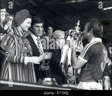 6. Mai 1978 - Ipswich Town schlagen Arsenal 1-0 in der FA-Cup-Finale: Picture Show: Mich fräst die Ipswich Capt küsst der Pokal zu sehen von Prinzessin Alexandre, die es präsentiert, und Ted Croker der Sekretär der F.A. Nachdem sie schlagen Arsenal 1-0 im Wembley-Stadion heute. Stockfoto