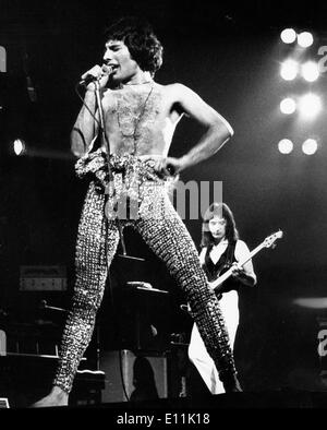 12. Mai 1978; London, England, Vereinigtes Königreich; Lead-Sänger von "Queen" FREDDIE MERCURY auf der Bühne mit seiner Band in der Wembley Arena. (Credit Stockfoto