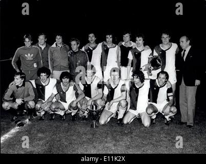 31. Mai 1978 - Heuschrecken - Fußball Champion der Schweiz 1978: die Fußballmannschaft "Heuschrecken" Zürich/Schweiz gewann den Titel des Schweizer Weltmeister 1978 besiegte Bsle 4:2 Samstag, 27. Mai. Bild zeigt: Das Siegerteam (hinten): Herrmann, Trainer JOhannson, Hagenbuch, Masseur Brunner, Elsener, Nafzger, Becker, Hey, Susler (vorne, von links): Berbig, Wehrli, Ponte, Bauer, Mountandon, NIggl und Meyer. Stockfoto