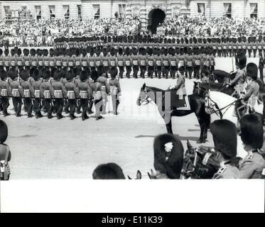 3. Juni 1978 - Trooping die Farbe-Zeremonie: die jährliche Trooping die Farbe Zeremonie fand heute anlässlich den offiziellen Geburtstag von HM The Queen auf Horse Guards Parade. Die Farbe marschierten, war, dass der 2. Bataillon Grenadier Guards. Foto zeigt Königin Elizabeth 11 auf ihrem Pferd "Birma" Uhren der März Vergangenheit während der Trooping die Farbe Zeremonie auf Horse Guards Parade heute. Stockfoto