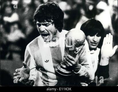 6. Juni 1978 - Argentinien gewinnen den World Cup gegen Holland: der Heimatnation Argentinien gewann den World Cup im River Plate Stadion in Buenos Aires, wenn Holland mit 3: 1 nach Verlängerung gegen. Das Foto zeigt die argentinischen Kapitän Pasarelli mit dem FIFA-Cup gesehen, nachdem seine Seiten das Finale des World Cup gewinnen. Stockfoto