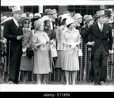 6. Juni 1978 - die Königin am Epsom für das Derby. Foto zeigt HM The Queen und The Queen Mother beobachten die Parade der Pferde vor dem Derby in Epsom gestern. Der Gewinner war Shirley Heights. Stockfoto