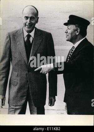 6. Juni 1978 - Sitzung Giscard d ' Estaing und Helmut Schmidt in Hamburg/BRD nur für ein paar Stunden...,,, am Abend des 23. Juni 1978 begab sich Valery Giscard d ' Estaing: Hamburg/Bundesrepublik Deutschland. Dort traf der französische Staatspräsident Bundeskanzler Helmut Schmidt für das Gespräch über verschiedene Probleme. Vor allem hätte diskutiert die kommende EG-Konferenz in Bremen/BRD (6./7.July) sowie der wirtschaftlichen-Gipfel-Konferenz in Bonn in der Mitte Juli 1978. OPS: Giscard d ' Estaing (links) und Bundeskanzler Schmidt in Hamburg. Stockfoto