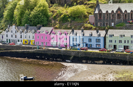 FARBIGE HÄUSER AN DER WATERFRONT PORTREE HAFEN ISLE OF SKYE SCHOTTLAND Stockfoto