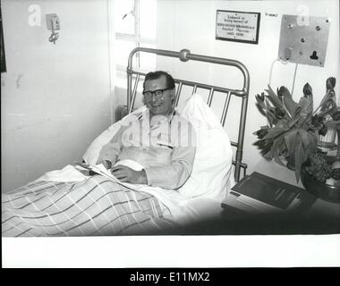 3. März 1979 - dauert David Ennals es mit einem Lächeln. Von Mitgliedern der NUPE Arbeiter drohte Schwärze Gesundheitsminister Herr David Ennals, wer Wesminster Krankenhaus gestern für Tests auf eine schmerzhafte Bein Beschwerde berücksichtigt wurde. Sie werden sich weigern, ihn Zeitungen verkaufen, machen ihn zu Tee oder Kaffee, wird ihm Blumen, der ihm seine Post nehmen. Einen Buchstaben durchkam, aber es fragte ihn eine Petition für eine bessere Gehaltserhöhung für Krankenschwestern zu unterschreiben. Stockfoto