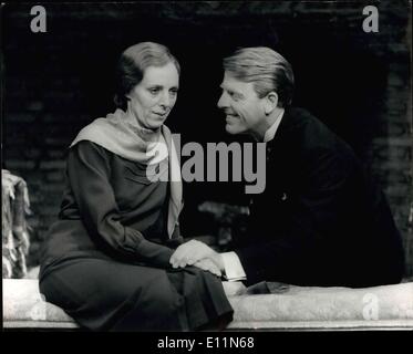 14. Juni 1979 - Edward Fox in '' The Family Reunion'': Edward Fox ist für die Hauptrolle in dem Stück von T.S. Eliot,'' The Family Reunion'' öffnet am 19. Juni auf dem Varieté-Theater. Foto zeigt Edward Fox, Harry, Herrn Monchensey und Joanna David, als Maria, während das Foto-Shooting auf dem Varieté-Theater heute. Stockfoto