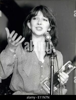 6. März 1979 - Kate Bush-Britains beste Sängerin: letzte Nacht Kate Bush gewann zwei Auszeichnungen - eine für den '' Best British Female Singer'' und eine für den '' Best British Newcomer'' bei der Capital Radio Music Awards-Zeremonie im Grosvenor House, London. Kate, die Tochter eines Arztes in Kent, machte ihrem Namen mit dem Datensatz "Wuthering Heights". Das Foto zeigt Kate Bush nach Großbritanniens beste Sängerin während der Capital Radio Awards im Grosvenor House abgestimmt wird. Stockfoto