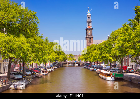 Einen Kanal und der Westerkerk Kirchturm in Amsterdam, Niederlande an einem schönen sonnigen Tag Stockfoto