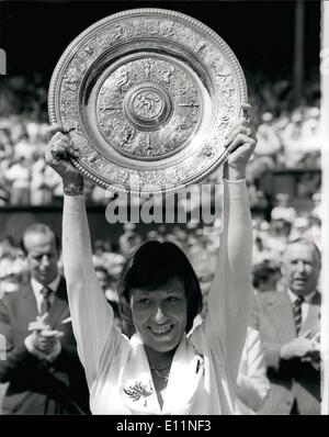 7. Juli 1979 - Martiha Navratilova gewinnt die Damen Einzel gegen Frau Chris Lloyd 6-4 6-4: Fräulein Martina Navratilova (USA) beibehalten, ihre Damen-Einzel-Titel wenn sie Frau Chris Lloyd schlagen 6-4 6-4 im Finale auf dem Center Court in Wimbledon heute. Das Foto zeigt Martina hält die Trophäe nach dem Titelgewinn für das zweite Jahr in Folge auf dem Centrecourt in Wimbledon heute. Stockfoto