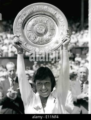 7. Juli 1979 - Martina Navratilova gewinnt die Damen Einzel gegen Frau Chris Lloyd 6-4, 6-4: Fräulein Martina Nartilova (USA) beibehalten, ihre Damen-Einzel-Titel wenn sie Frau Chris Lloyd schlagen 6-4 6-4 im Finale auf dem Center Court in Wimbledon heute. Das Foto zeigt Martina hält die Trophäe nach dem Titelgewinn für das zweite Jahr in Folge auf dem Centrecourt in Wimbledon heute. Stockfoto