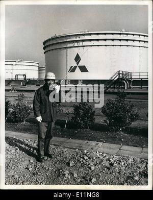 4. April 1979 - Mitsubishi oil co. Kawasaki Raffinerie, Kawasaki, Japan. Die Kawasaki-Raffinerie speichert seine Rohöl auf Ohgishima Insel, wo sie unsere 94.000 Kiloliter und zwei 84.000 Kiloliter Rohöl Tanks. Außerdem gibt es sechzehn 15.000 Kiloliter Produkt Lagertanks. Foto zeigt A Mitsubishi Sicherheit Mitarbeiter vor eines: die große Erdöl-Lagertanks auf Ohgishima Insel. Stockfoto