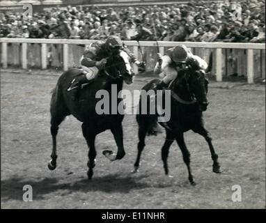 4. April 1979 - American Wonder Boy Jockey Steve Cauthen trifft der Altmeister Lester Piggott am Kempton: Steve Gauthan 18-Year-Old American Wonder Jockey, in Großbritannien ist für eine Saison auf dem flachen, eines der Top Jockeys Lester Piggott, tagte die Rennveranstaltung in Kempton Park zu fahren. Foto zeigt Steve Cauthen (rechts) auf Jolag B Raymond Mann der Vision, aber die verlorenen zu schlagen das Rennen. Für die Überfahrt während des Rennens und wurde Zweiter. Stockfoto