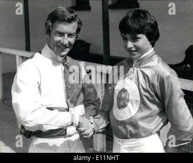 4. April 1979 - American wonder Boy Jockey Steve Cauthen trifft der Altmeister Lester Piggott in Kempton: Steve Cauthen der 18 Jahre alte Amerikaner Fragen, Jockey, der in Großbritannien für eine Saison auf dem flachen zu fahren ist, trafen sich eines unserer Top Jockey Lester Piggott, während der Rennveranstaltung in Kempton Park heute. Das Foto zeigt Steve Cauthen, rechts gesehen Händeschütteln mit Lester Piggott, bevor die Rennen in Kempton Park heute. Stockfoto