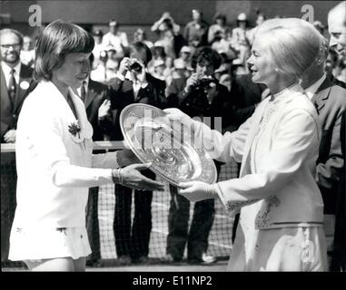 7. Juli 1979 - Matina Navratilova gewinnt die Damen Singels Final gegen Chris Lloyd 6-4 6-4.: die Herzogin von Kent präsentiert die Trophäe zu Martina Navratilova auf dem Centrecourt in Wimbledon, nachdem sie Titel letztes Jahr sie beibehalten hatte gewann gegen Ghris Lloyd. Stockfoto