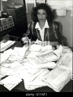 19. Juli 1979 - Bianca Jagger bei den British Red Cross Society National Headquarters Grosvenor Crescent, London, heute Morgen war, öffnen einige der Spenden, die als Reaktion auf ihre Beschwerde im Namen der Opfer der Kämpfe in ihrem Heimatland Nicaragua eingegangen sind. Bis heute hat das britische Rote Kreuz über erhalten? 15.000 aber hat bereits das meiste davon auf Nahrung und medizinische Versorgung ausgegeben. Das Foto zeigt Bianca Jagger öffnen einige der eingegangenen Spenden - bei British Red Cross Society heute. Stockfoto