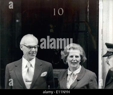 5. Mai 1979 - Großbritanniens ersten Frauen Premierminister nehmen sich RESIDENCE in Nr. 10: Frau Margaret Thatcher steht außerhalb Nr. 10 Downing Street heute Nachmittag mit ihrem Ehemann Denis, nach ihrem Amtsantritt als Großbritanniens erste Premierministerin nach einem Sieg über Jim Callaghans Labour Party. Stockfoto