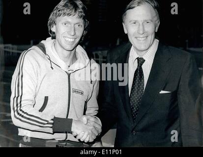 5. Mai 1979 - David Moorcroft gewinnt die Bannister Meile in 3 Minuten 36,6 Sekunden: während einer Nacht der Leichtathletik im National Sports Centre, Crystal Palace David Moorcroft, der Commonwealth-Champion. gewann die Bannister Meile verlaufenden um Sir Roger Bannister erste Meile unter vier Minuten je 25 Jahren in Oxford zu feiern. Bild zeigt: David Moorcroft gesehen Händeschütteln mit Sir Roger Bannister der Welt erste je Sud-vier Minuten Miler. Stockfoto