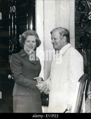 5. Mai 1979 - trifft Kanzler Schmidt Frau Thatcher. Frau Thatcher, der Premierminister gesehen Gruß der westdeutsche Kanzler, Herrn Helmut Schmidt, Nr. 10 Downing Street, erstmals ihren gemeinsamen Gesprächen, bei denen sie klare Absichten und Richtlinien in Bezug auf künftige Zusammenarbeit im gemeinsamen Markt, NATO machte. Stockfoto