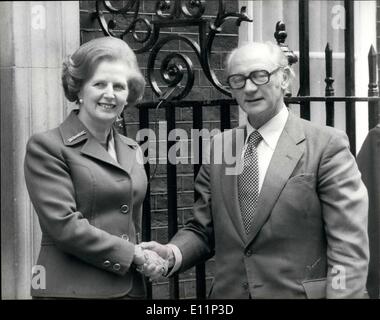 5. Mai 1979 - Mr Jack Lynch trifft Frau Thatcher: Mr Jack Lynch, der irische Premierminister heute Nachmittag rief Frau Margaret Thatcher im Nr. 10 Downing Street. Er war der erste ausländische Regierungschef, sie zu besuchen, da sie an die Macht kam. Foto zeigt Frau Thatcher schüttelt Hände mit Mr, Lynch an Nr. 10 Downing Street heute. Stockfoto