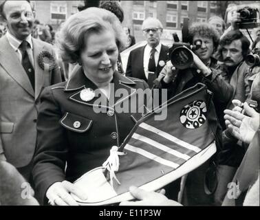 5. Mai 1979 - erhält Frau Thatcher den Kofferraum: Frau Margaret Thatcher ist einen großen Kofferraum bei ihrem Besuch in der konservativen Partei Kommissionssäle in Lewisham übergeben, Südlondon dieses Nachmittags-es wurde ihr gegeben durch den Tory-Kandidaten für Lewisham West Mr Kemp, es ist Jim Callaghan aus Büro heraus zu treten. Stockfoto