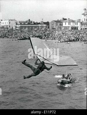 8. August 1979 - International Birdman Rally in Bognor Regis: auf einen Crash-Kurs bei der internationalen Birdman Rally in Bognor Regis, an der Südost-Küste gestern, ist dieser Anbieter von R.A.F Odiham, Hampshire, er bedeckt nur wenige schnell von der 50-Meter-Kurs vor der ins Meer fällt. Die £3.000-Preis, für den Abschluss des Kurses wurde nicht gewonnen. Aber Timothy Foast von Britol, £200 für das Fliegen von 40 Metern, der längste Flug des Tages gesammelt. Stockfoto