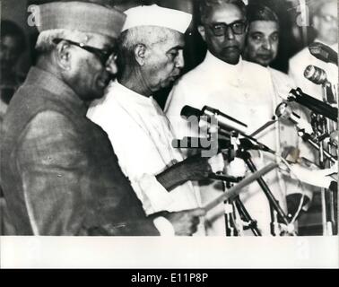 8. August 1979 - Prime Minster Charan Singh wird angezeigt: Mr Chawdhary Charan Singh (2. von links) Vereidigung als Ministerpräsident von Indien durch Präsident Reddy in Rashtrapati Bhavan, des Präsidenten Platz in Neu-Delhi, am 28. Juli. Stockfoto