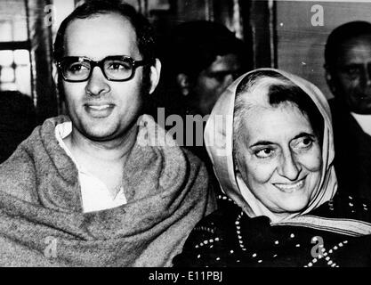 INDIRA GANDHI, Premierminister von Indien mit ihrem Sohn SANJAY Stockfoto