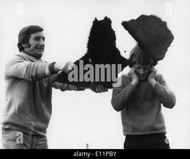 23. Mai 1979 - Standort unbekannt - Stunt double TERRY CAMSEY können sein älteren Bruder DENNIS CAMSEY brechen ein Fels über dem Kopf, einem Felsen, der nur aus Polystyrone hergestellt. Stockfoto